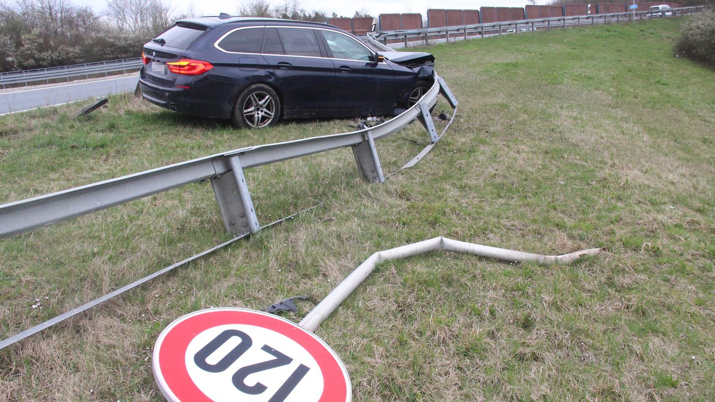 Als der BMW-Fahrer auf der Flucht vor der Polizei die Autobahn verlassen wollte, verlor er die Kontrolle über sein Fahrzeug.