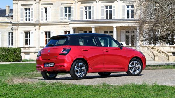 Die Karosserie wurde nur behutsam modernisiert. Optisch bleibt sich der 3,86 Meter kurze Japaner weitgehend treu.