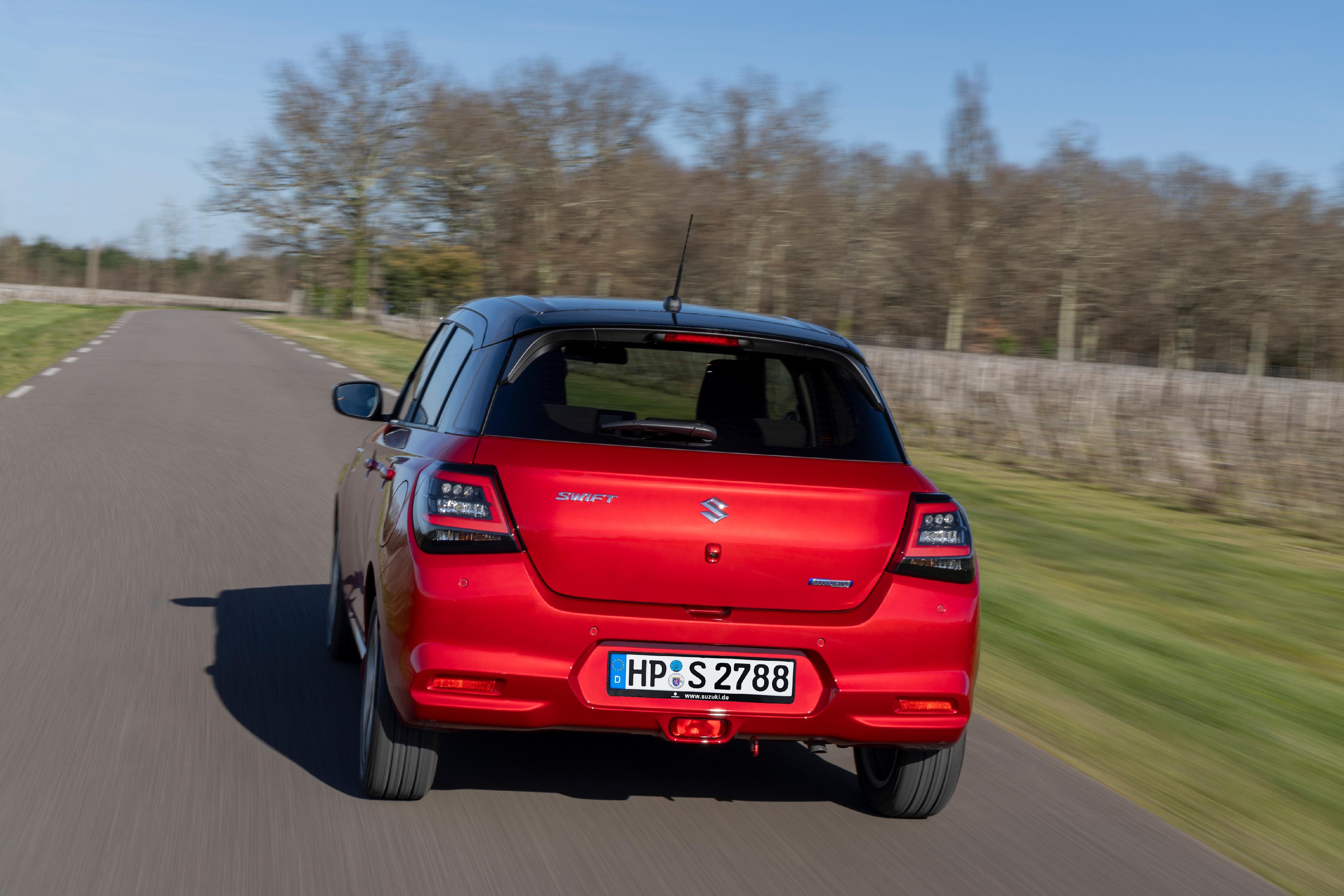 Der 61 kW/84 PS starke Dreizylinder-Saugbenziner erfährt von einem 12-Volt-Mildhybridsystem elektrische Unterstützung.