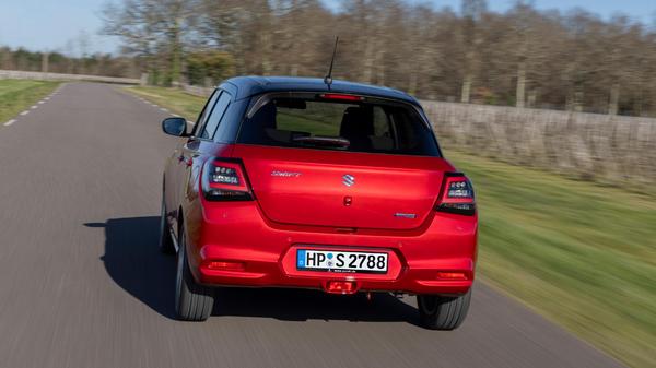 Der 61 kW/84 PS starke Dreizylinder-Saugbenziner erfährt von einem 12-Volt-Mildhybridsystem elektrische Unterstützung.