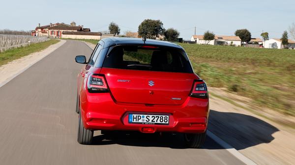Der Swift wiegt keine Tonne, ist also ein echtes Leichtgewicht - vor allem im Vergleich zu den schwer batteriebeladenen Elektroautos.