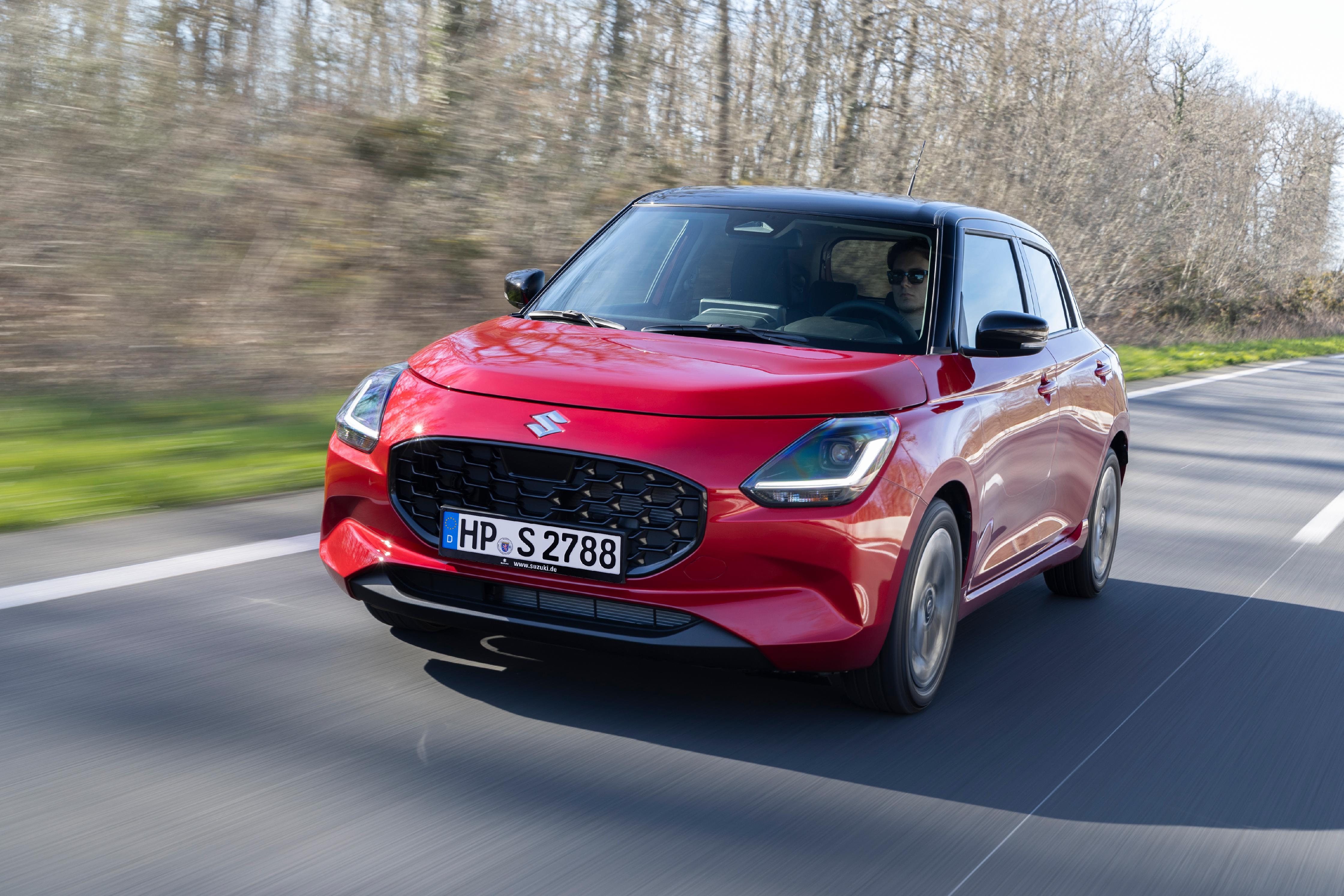 Den Swift gibt es wahlweise mit manueller Fünfgangschaltung oder mit CVT-Automatik. Auch Allradantrieb ist verfügbar.