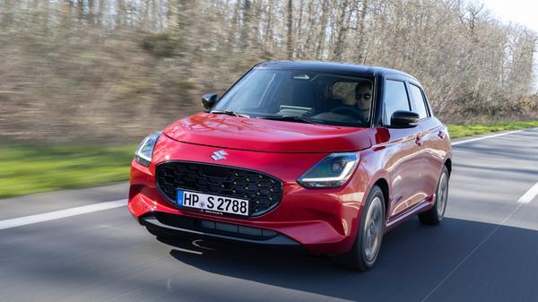 Den Swift gibt es wahlweise mit manueller Fünfgangschaltung oder mit CVT-Automatik. Auch Allradantrieb ist verfügbar.