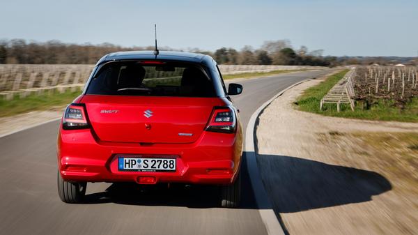 Die Höchstgeschwindigkeit liegt bei 165 km/h (5-Gang-Schaltung) bzw. 170 km/h (CVT), der Allrad-Swift rennt bis zu 169 km/h schnell.