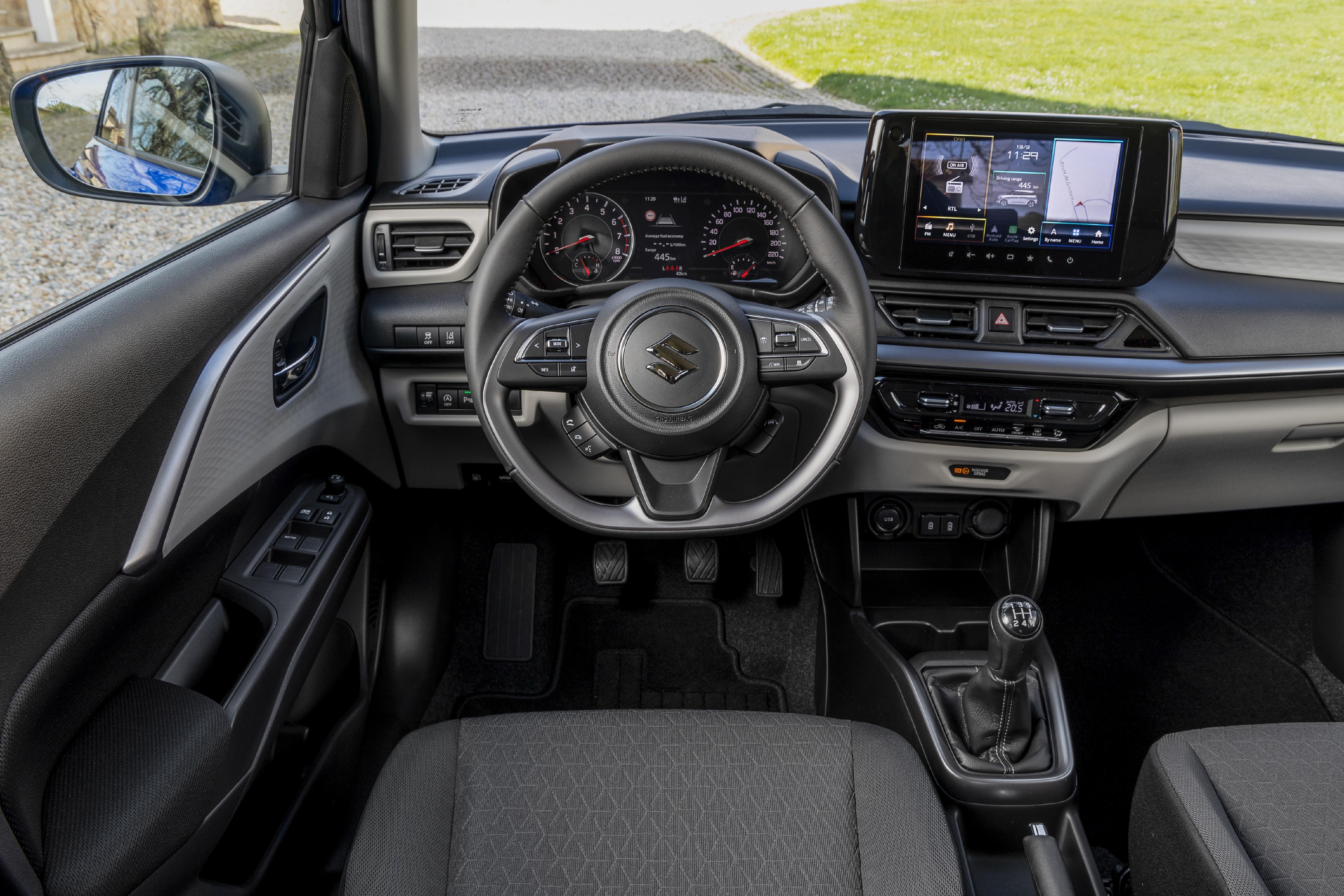 Das Cockpit kombiniert klassische Rundinstrumente mit einem 9-Zoll-Touchscreen.