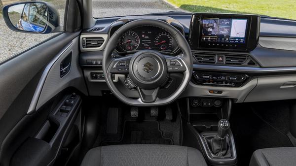 Das Cockpit kombiniert klassische Rundinstrumente mit einem 9-Zoll-Touchscreen.