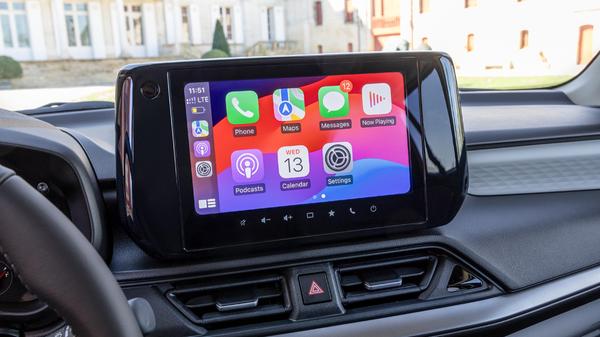 Das Smartphone findet kabellos Anschluss und visualisiert so seine Apps. Eine induktive Ladeschale fehlt jedoch.