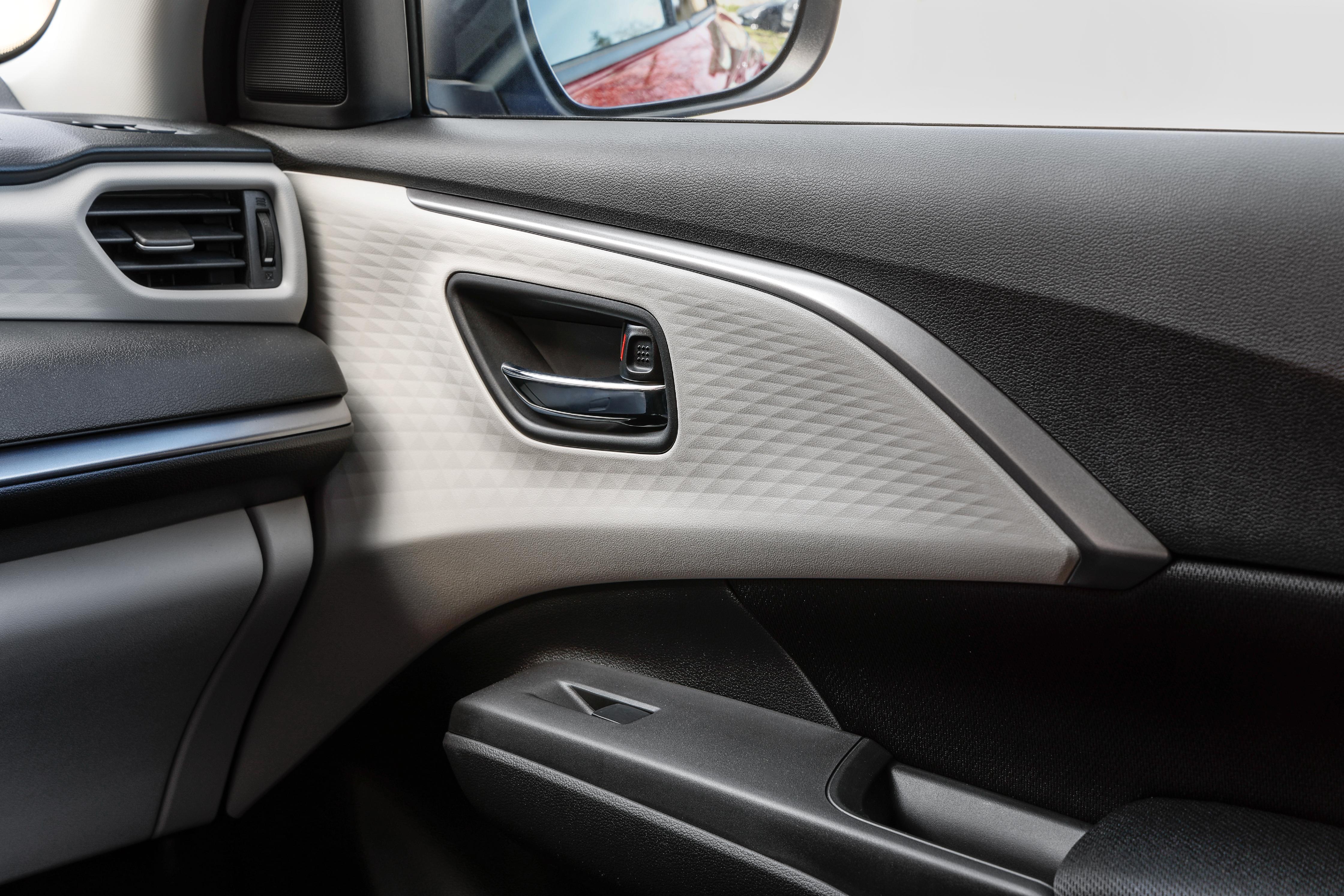 Eine hartplastikfreie Zone ist der Innenraum nicht, ramschig sieht er aber keineswegs aus.