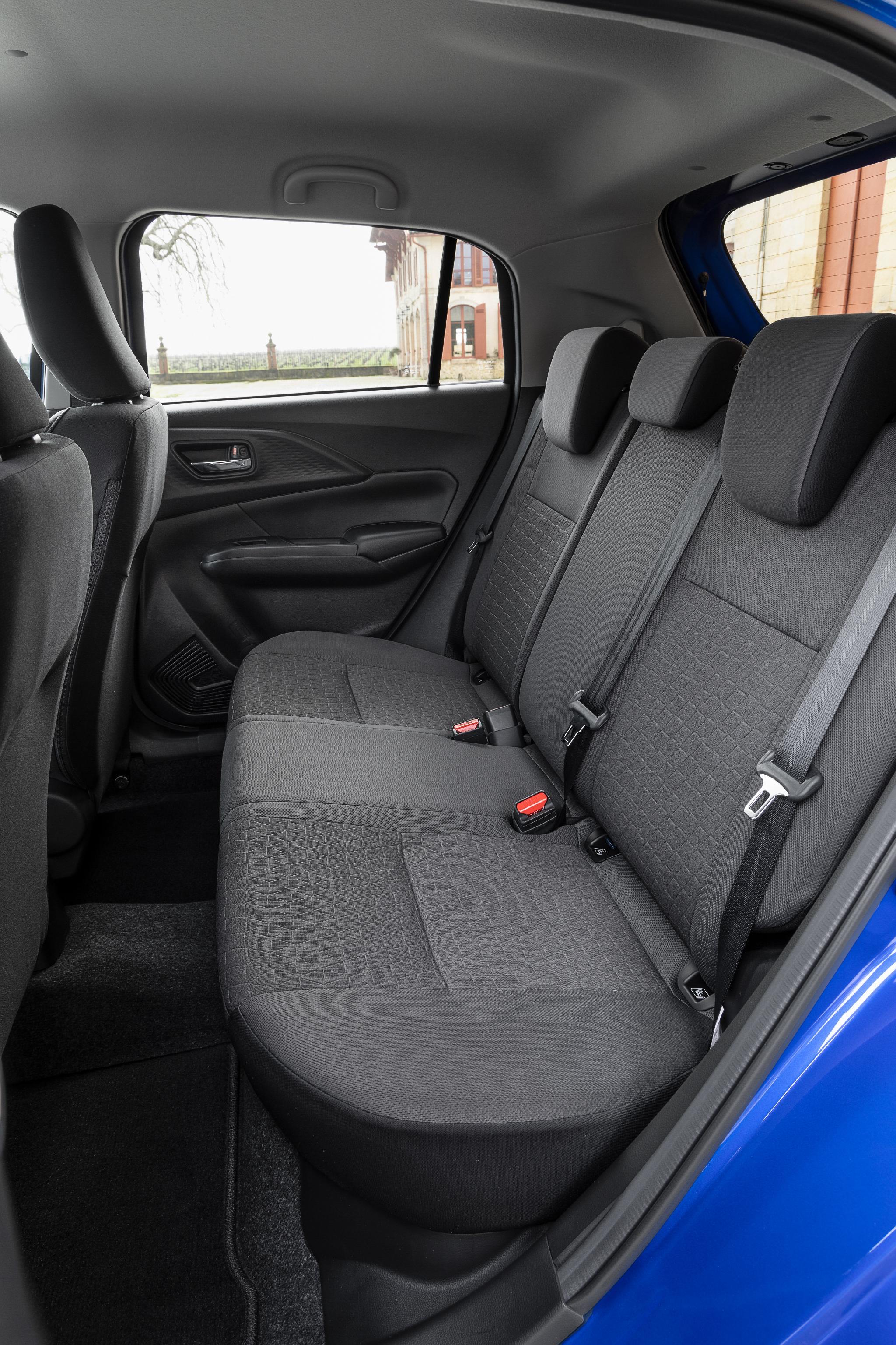 Im Fond kommen auch größere Kinder komfortabel unter, ein Raumwunder ist der Swift bauartbedingt und nachvollziehbarerweise nicht.