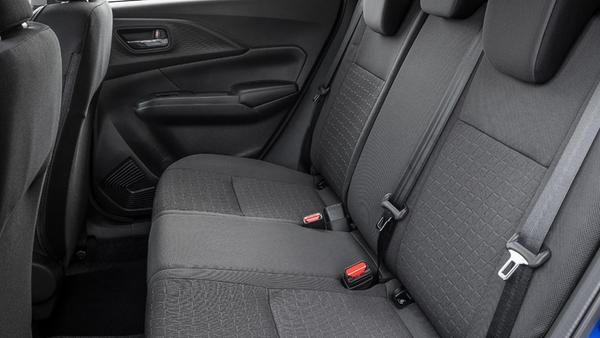 Im Fond kommen auch größere Kinder komfortabel unter, ein Raumwunder ist der Swift bauartbedingt und nachvollziehbarerweise nicht.