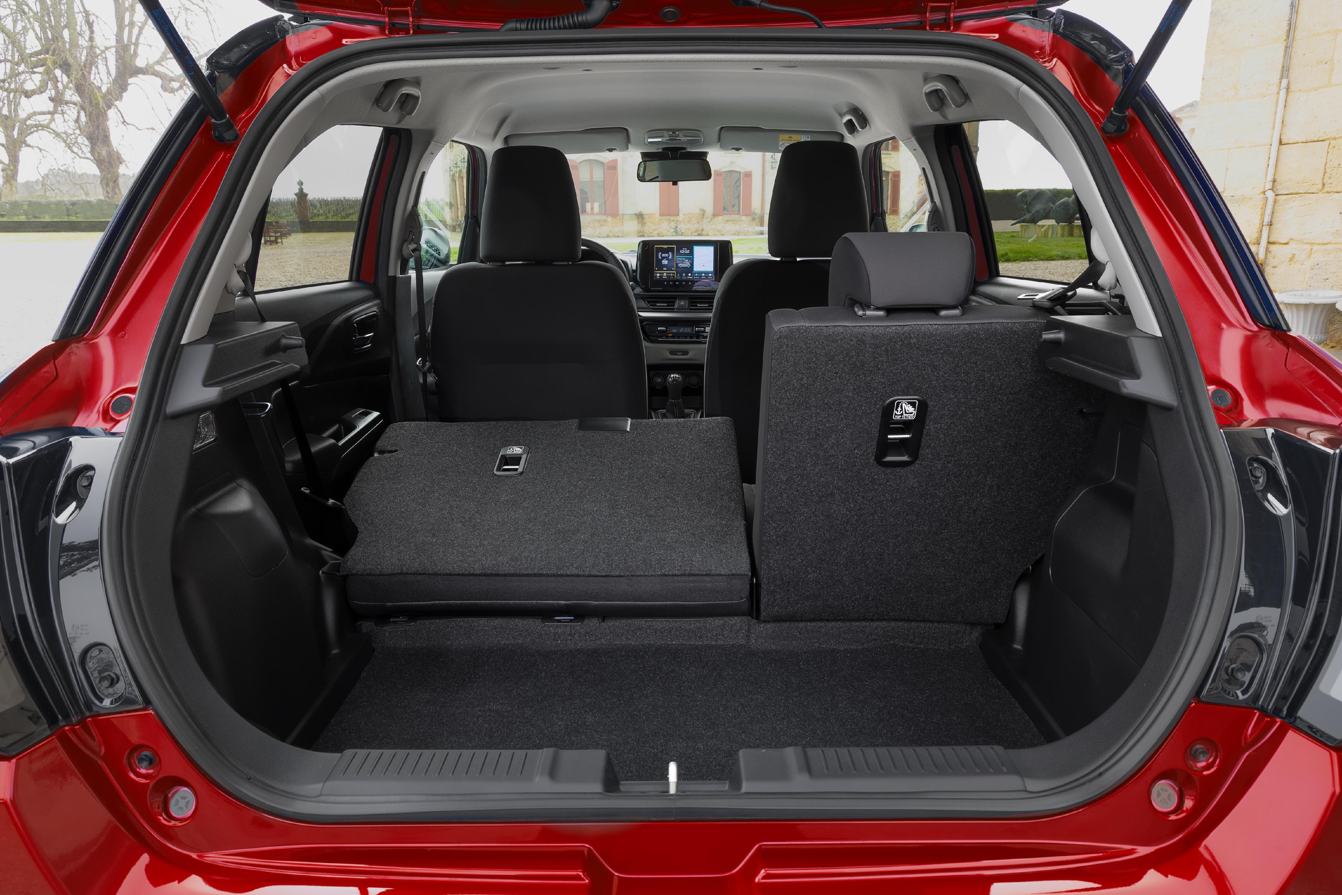 Der 265 bis 980 Liter große Kofferraum nimmt über eine niedrige Ladekante hinweg das klassenübliche Maß an Shoppingausbeute oder Gepäck auf.