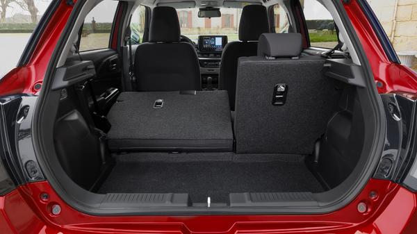Der 265 bis 980 Liter große Kofferraum nimmt über eine niedrige Ladekante hinweg das klassenübliche Maß an Shoppingausbeute oder Gepäck auf.