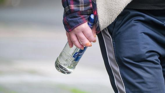 31-Jähriger leert Wodka-Flasche auf Ex - und kippt vor der Polizei "aus den Latschen"