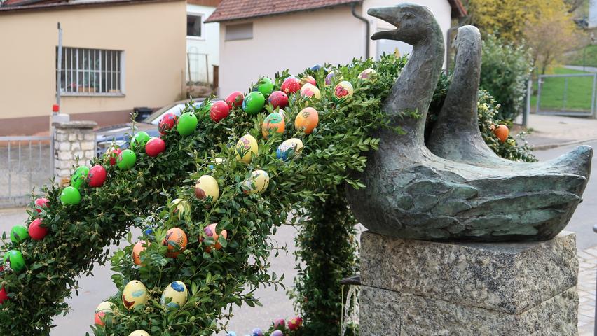 Der Ellenbacher Osterbrunnen wurde von fleißigen Damen liebevoll geschmückt. Jedes der handbemalten Eier ist ein Unikat und so kann das Gänsepaar auch heuer mit Stolz auf seinen Brunnen schauen.