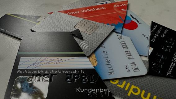 Nicht nur einmal zerschneiden: Kredit- und Girokarten richtig entsorgen