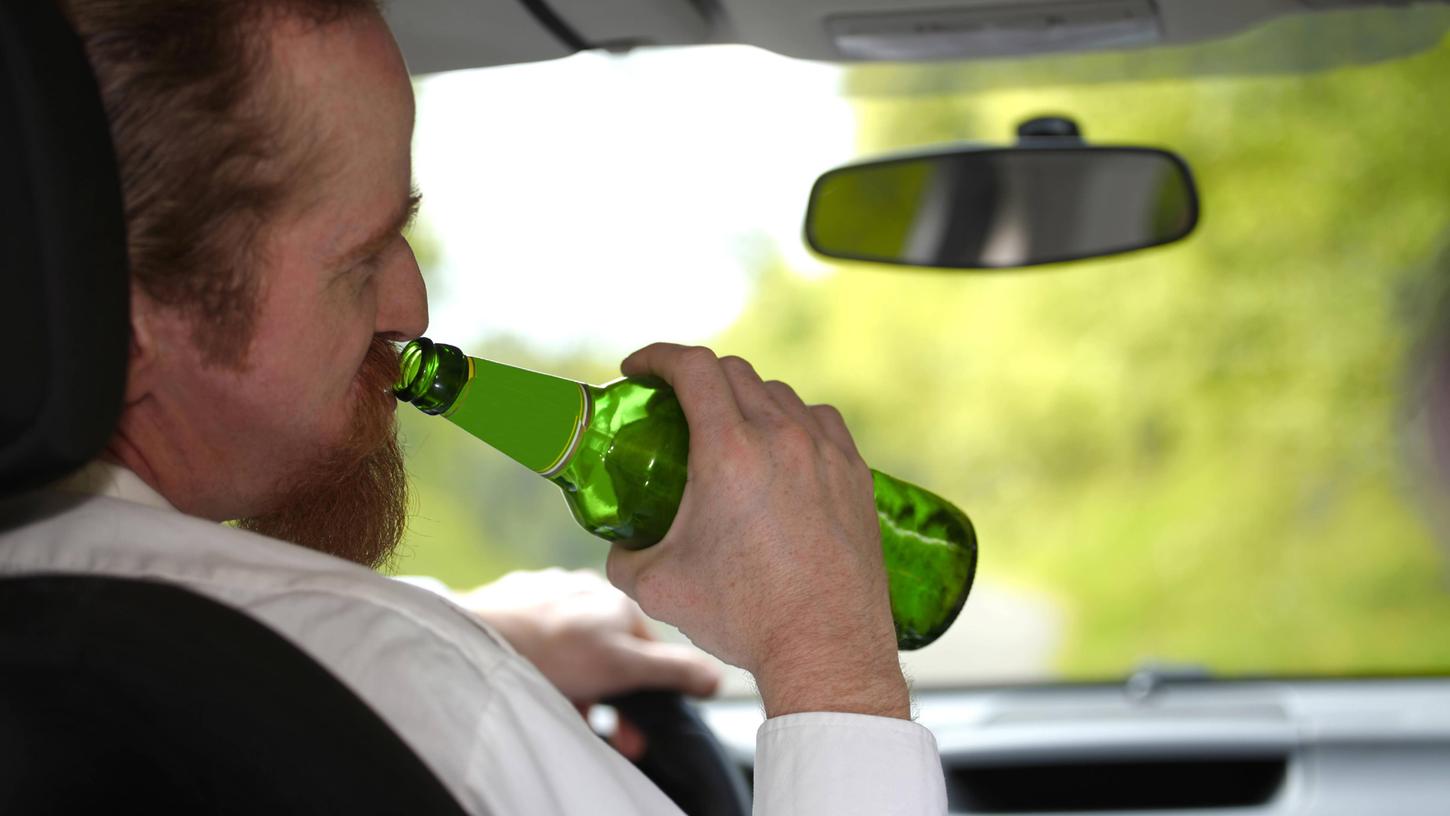 Mit 2,3 Promille hat ein Autofahrer auf der A6 in Feuchtwangen eine Baustellenbegrenzung gerammt. (Symbolbild) Mit 2,3 Promille hat ein Autofahrer auf der A6 in Feuchtwangen eine Baustellenbegrenzung gerammt. (Symbolbild)
