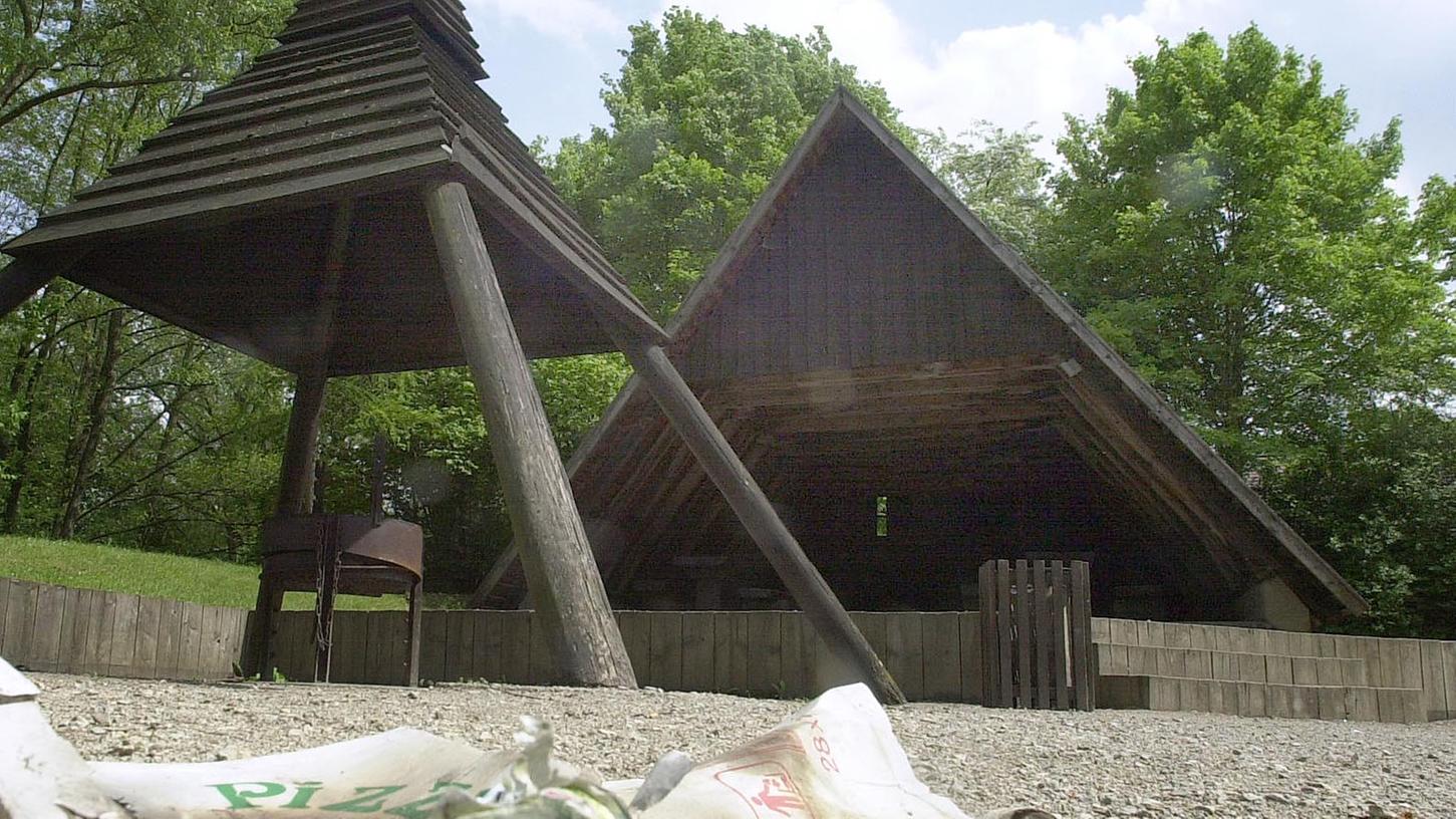 Jugendliche hinterließen am Freitag den Grillplatz in Eschenau nicht nur vermüllt, sondern auch beschädigt. (Symbolbild) Jugendliche hinterließen am Freitag den Grillplatz in Eschenau nicht nur vermüllt, sondern auch beschädigt. (Symbolbild)