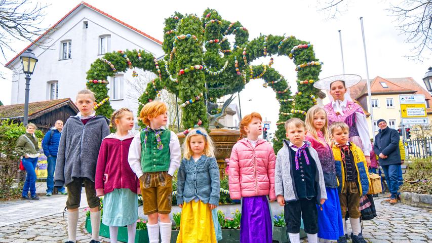 Umrahmt von der Musik der Gunzenhäuser Blous’n haben die Kinder des D’Almühltaler Trachtenvereins die circa 70 Leute zur Eröffnung des Osterbrunnens begrüßt. 