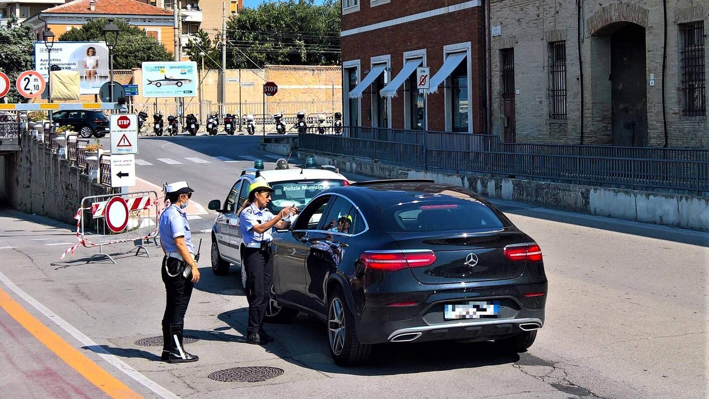 Italienische Carabinieri bei einer Verkehrskontrolle: Raser greifen im Land, wo die Zitronen blühn, besonders tief in die Tasche (Symbolbild).