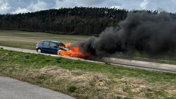 Auto geht im Landkreis Ansbach in Flammen auf: Fahrerin rettet sich aus dem Wagen