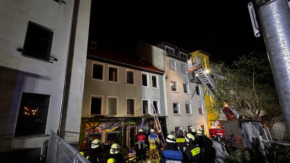 Mehrere hundert Jahre alt: Historisches Haus im Nürnberger Westen stand in Flammen