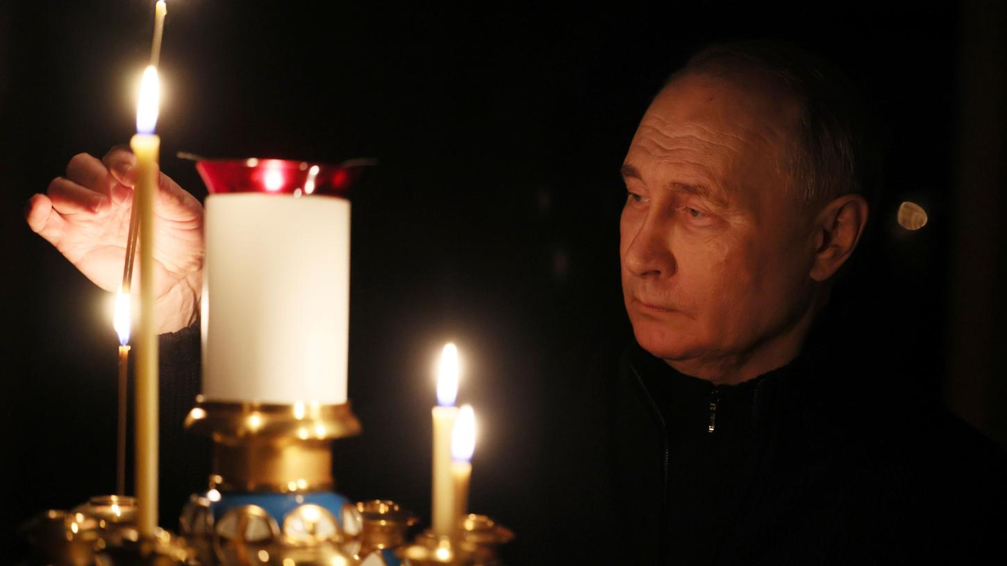 Eine Kerze für die Opfer: Wladimir Putin in Moskau.