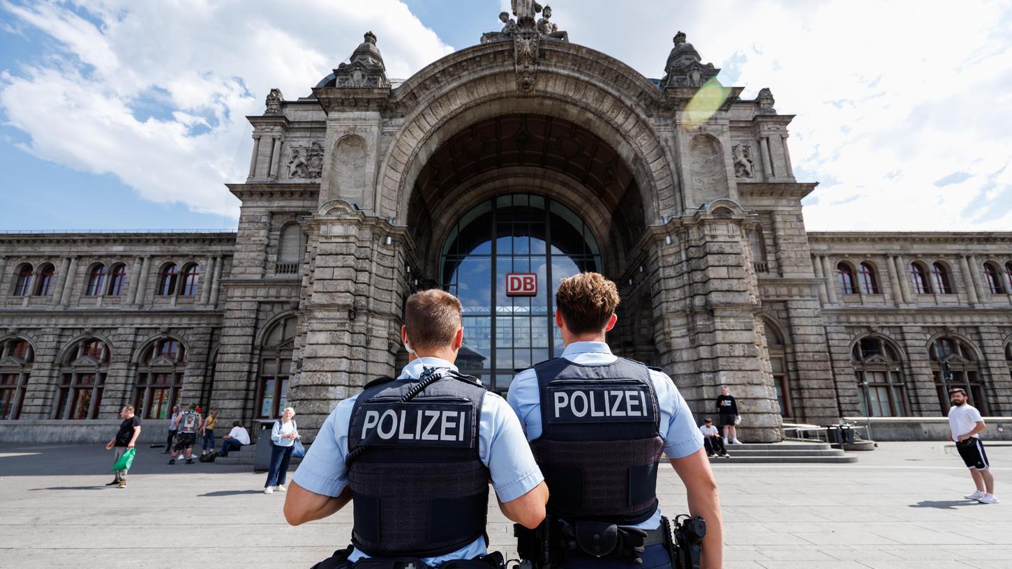Zwei Polizisten stehen vor dem Nürnberger Hauptbahnhof (Symbolbild). Zwei Polizisten stehen vor dem Nürnberger Hauptbahnhof (Symbolbild).