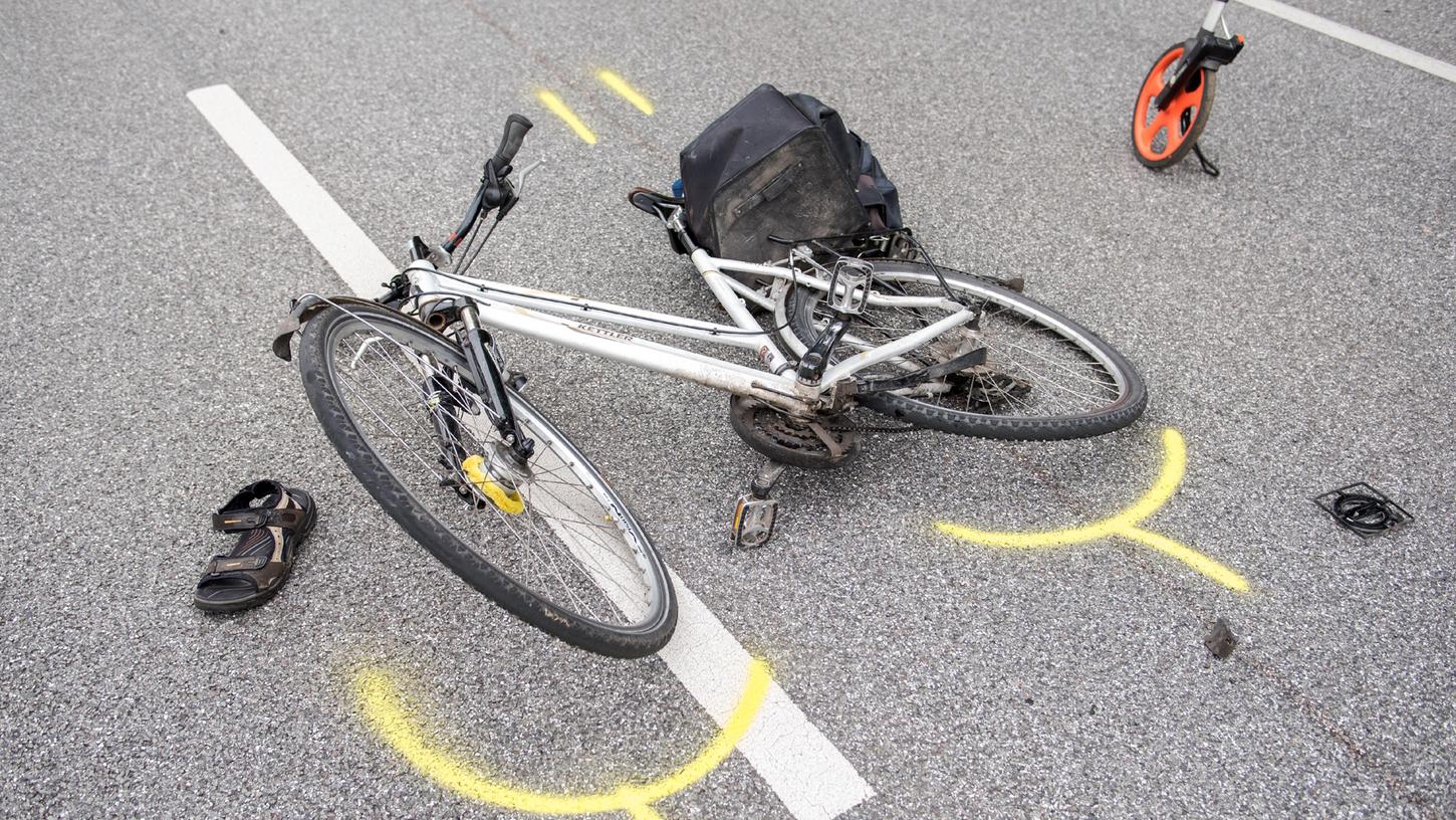 Eine Radfahrerin stürzt, weil ein Hund in sie hineinläuft (Symbolbild).