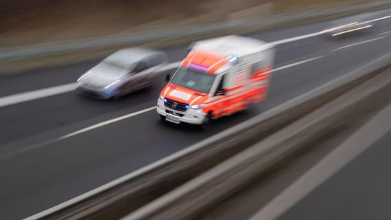 Auto gerät auf der A9 ins Schleudern und prallt gegen Leitplanke - Fahrerin muss ins Krankenhaus