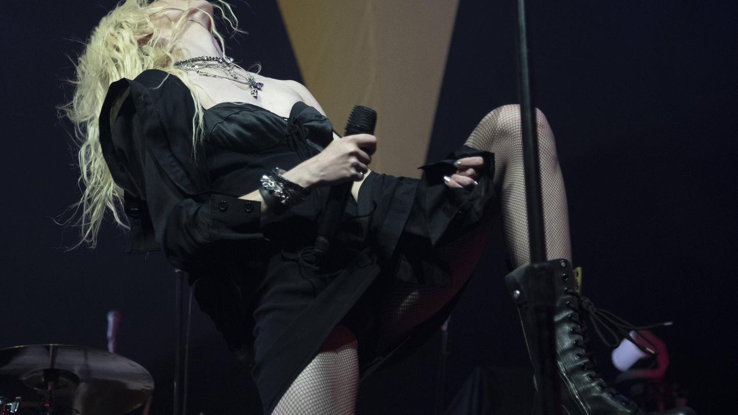 Sängerin Taylor Momsen von "The Pretty Reckless" im Calgary Saddledome in Kanada. Sängerin Taylor Momsen von "The Pretty Reckless" im Calgary Saddledome in Kanada.