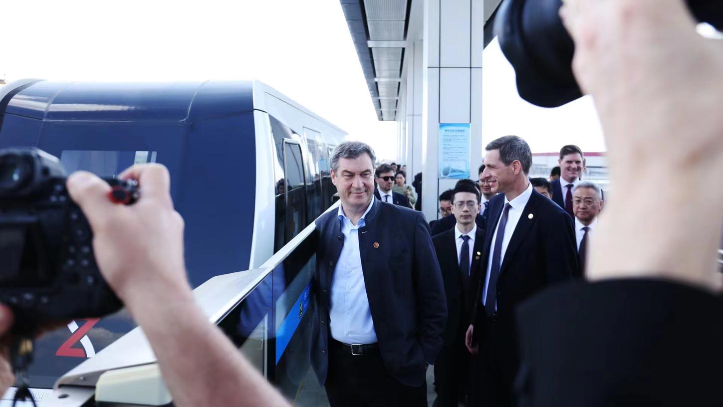 Ministerpräsident Markus Söder besuchte die Demostrecke des "Transport System Bögl" in China. Rechts neben ihm Stefan Bögl von Max Bögl.