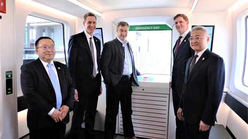 Von links nach rechts: Herr Xiao, Vorstandsvorsitzender von Xinzhu, Stefan Bögl, der Vorstandsvorsitzender der Firmengruppe Max Bögl, Ministerpräsident Dr. Markus Söder, Johann Bögl, der Gesellschafter der Firmengruppe Max Bögl sowie Herr Zhang, der Vorstandsvorsitzende von SDH. Von links nach rechts: Herr Xiao, Vorstandsvorsitzender von Xinzhu, Stefan Bögl, der Vorstandsvorsitzender der Firmengruppe Max Bögl, Ministerpräsident Dr. Markus Söder, Johann Bögl, der Gesellschafter der Firmengruppe Max Bögl sowie Herr Zhang, der Vorstandsvorsitzende von SDH.