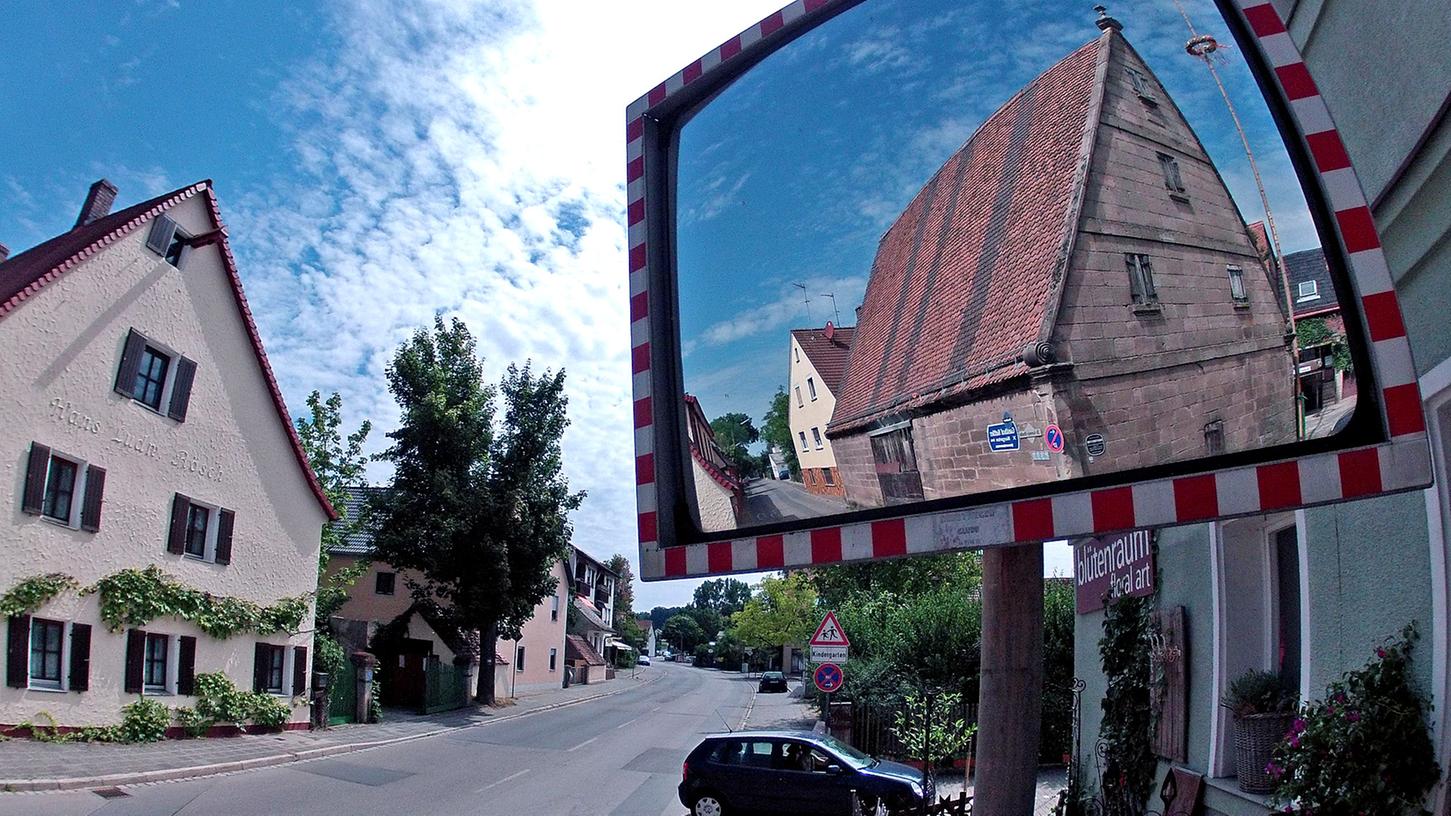 Hier nagt der Zahn der Zeit: An der Ecke Albrecht-Dürer/St.-Lorenz-Straße in Alt-Oberasbach steht die Scheune (im Spiegel), von der sich am Montag Ziegel lösten.