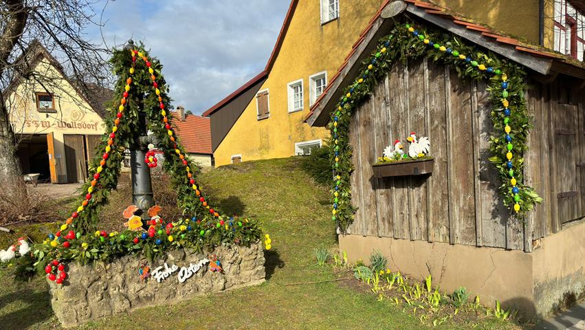 Der Brunnen in der Dorfmitte von Wallsdorf wurde für Ostern von zahlreichen Helfern aus dem Dorf geschmückt. Besonders die Dorfkinder hatten Spaß und gestalteten den Osterbrunnen, passend zum Frühlingsbeginn, herrlich farbenfroh.