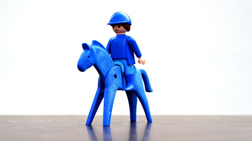 Eine weitere legendäre Sonderfigur von Playmobil: Das blaue Pferd wurde 2013 für die drei Maschinenhersteller Arburg, Kraus Maffei und Sumitomo in Düsseldorf gefertigt - nach beziehungsweise mit der klassischen Pferde-Form von 1974.