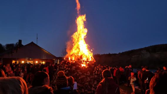 Feuershow, Musik und Stockbrot: Am Hechlinger See wird wieder ein großes Osterfeuer entzündet