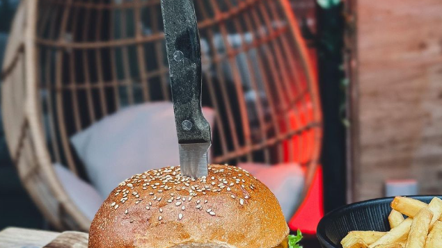 Die Australien Bar bietet eine große Auswahl an verschiedene Burgervariationen. Wer es exotisch mag kann sich an den Burger mit Kängurufleischpatty wagen, ansonsten gibt es auch Klassiker und Vegetarier werden hier ebenfalls fündig. Das Restaurant befindet sich am Obstmarkt 26 in Nürnberg.