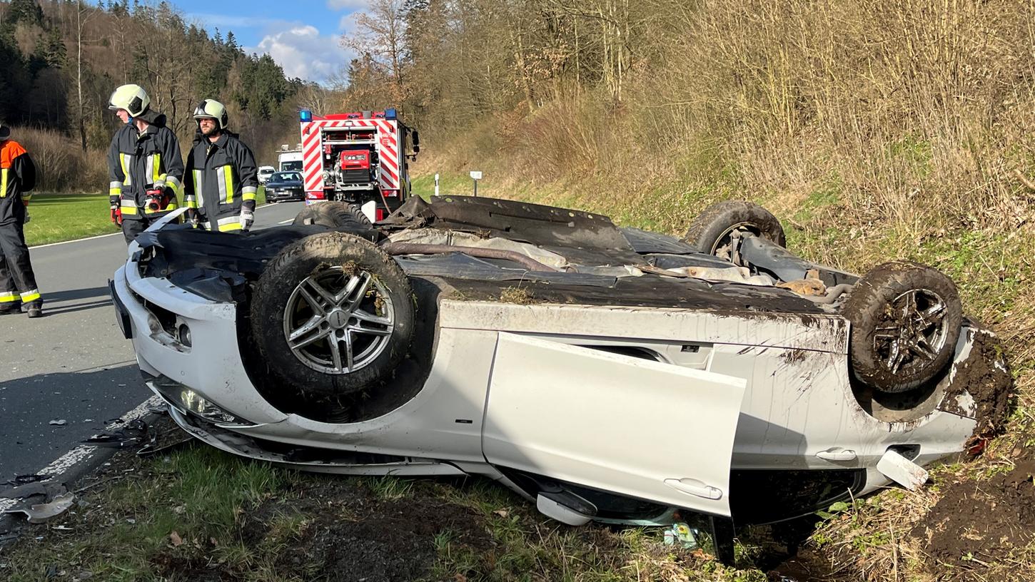 Bei einem Unfall im Landkreis Kulmbach hat sich ein Fahrzeug überschlagen und blieb auf dem Dach liegen.