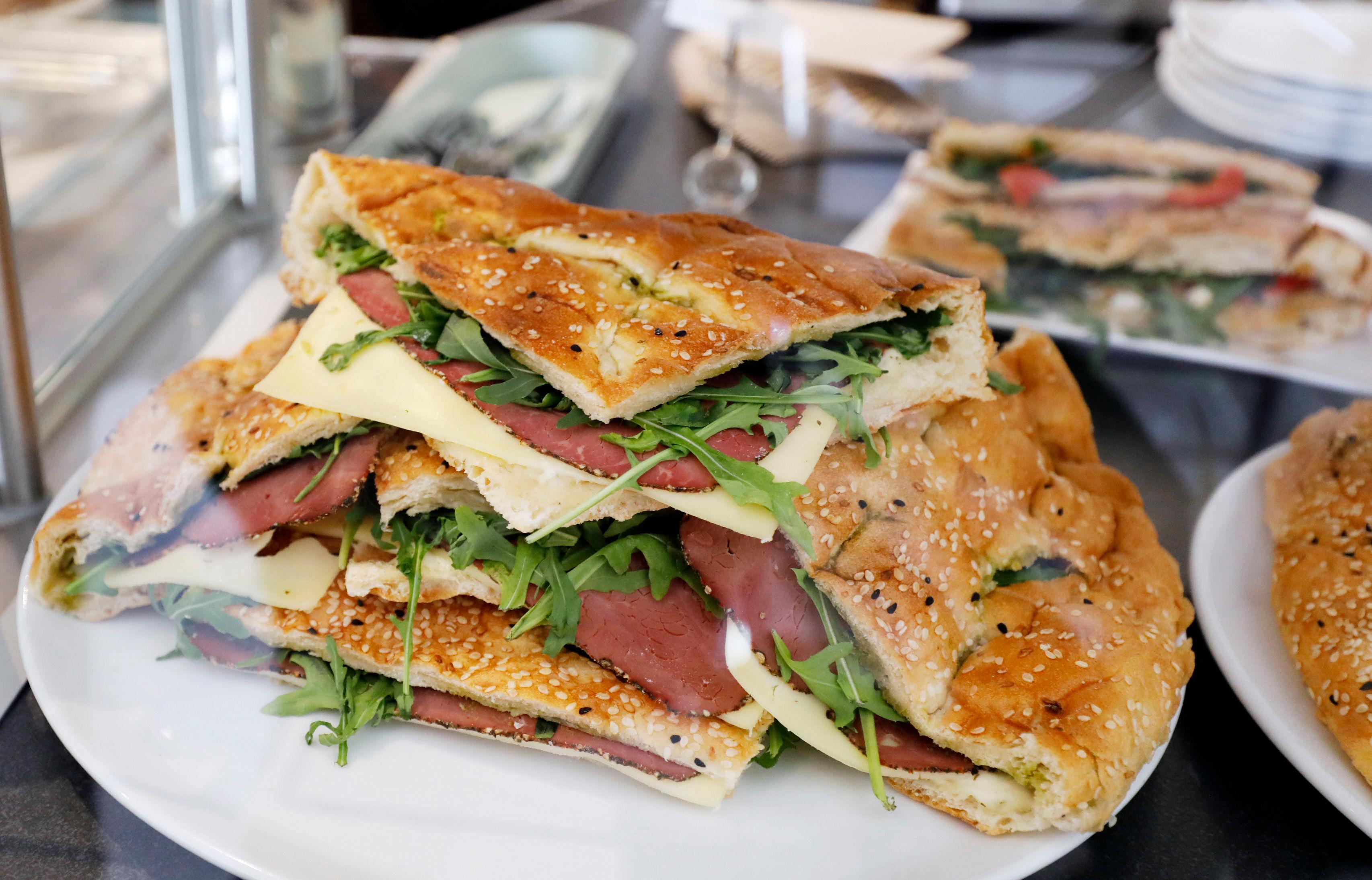 Verschiedene Fladen-Sandwiches stehen mit auf der Karte.