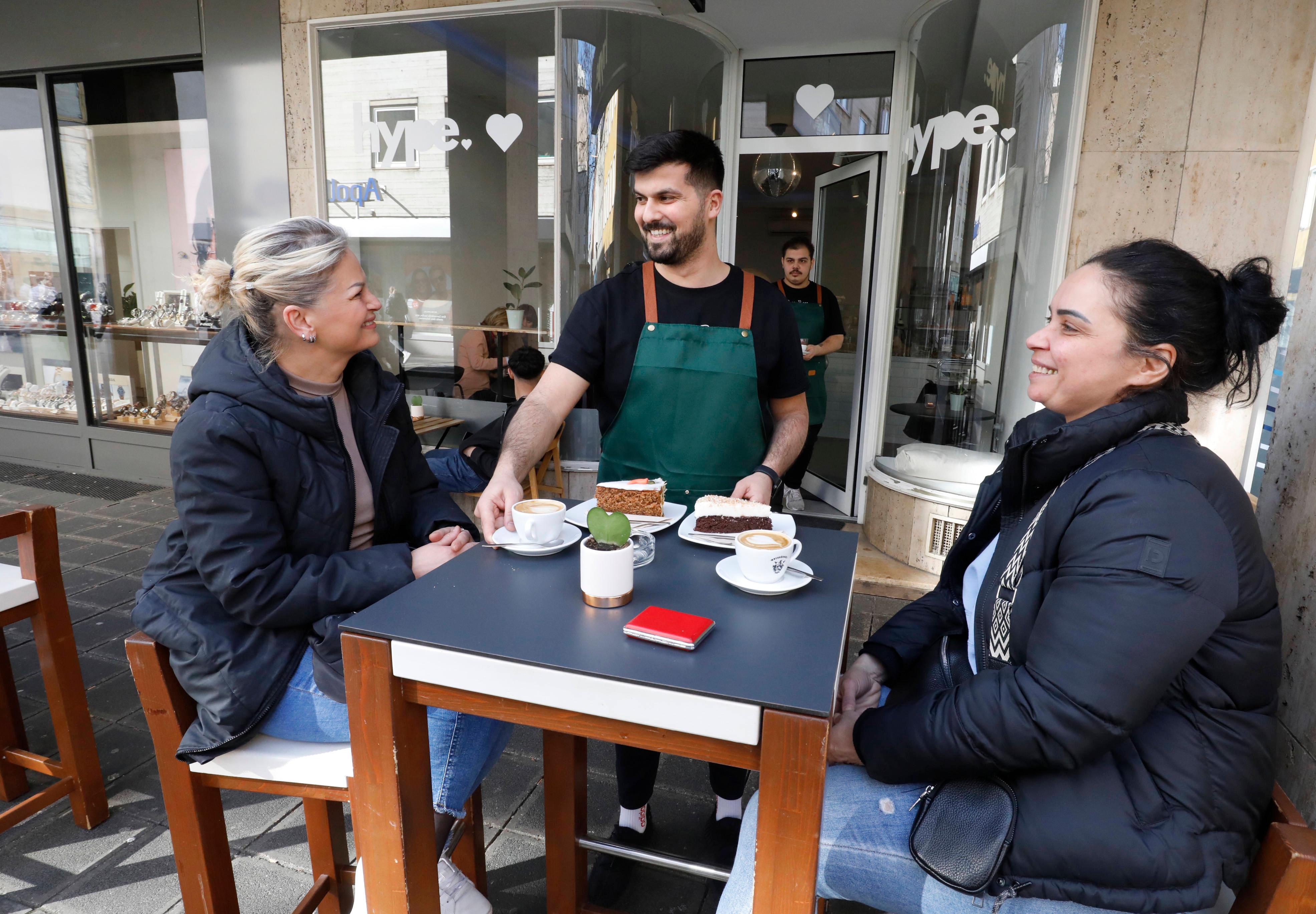 Mitten in der Innenstadt gibt es eine neue Anlaufstelle für Kaffee und Kuchen:  Im minimalistisch eingerichteten Café "hype" können Gäste neben selbstgemachten New York Rolls, (vegane) Kuchen und Torten, belegte Panini sowie viele Kaffeespezialitäten zu genießen. Es lädt innen und außen zum Verweilen ein.