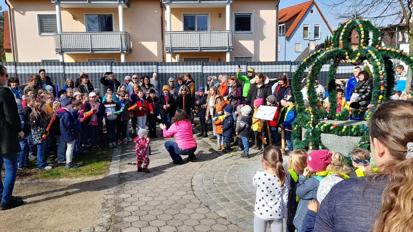 Auch in diesem Jahr trugen die beiden Kindertagesstätten und die Grundschule in Eckersmühlen zum Osterbrunnen-Fest bei und setzten so in dem größten Rother Stadtteil eine Tradition fort.