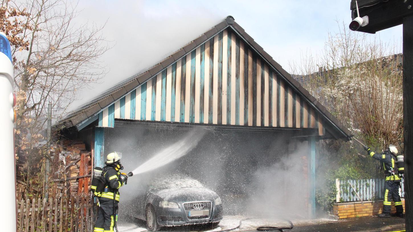 Mehrere Feuerwehren sind am Dienstag nach Rollhofen angerückt, um einen Brand zu löschen. Ein Carport hatte aus bisher noch nicht geklärter Ursache Feuer gefangen.