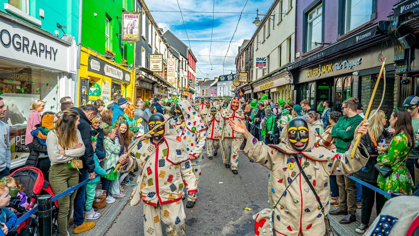 „Hummel hau hie!“: Die Pleinfelder Hummel in ihren typischen Flecklas-Gewändern zogen beim Umzug am St. Patrick‘s Day durch die Straßen von Killarney.  