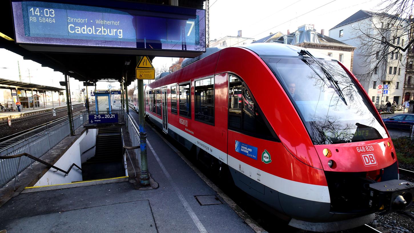 Zwischen Fürth und Cadolzburg fahren in den nächsten Wochen keine Züge. Die Bahnstrecke ist gesperrt, ein Schienenersatzverkehr eingerichtet.