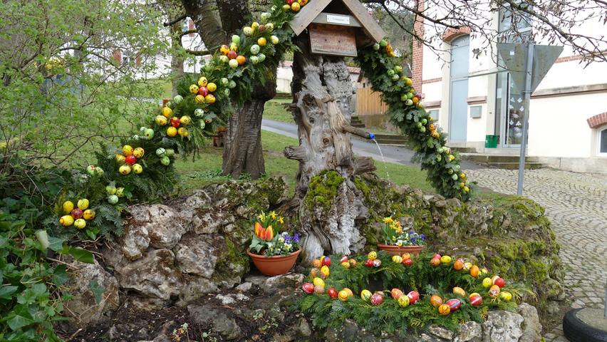 Carola Kohl vom Obst- und Gartenbauverein Förrenbach sorgte auch heuer wieder dafür, dass der Osterbrunnen in der Nähe der Kirche liebevoll geschmückt wurde.