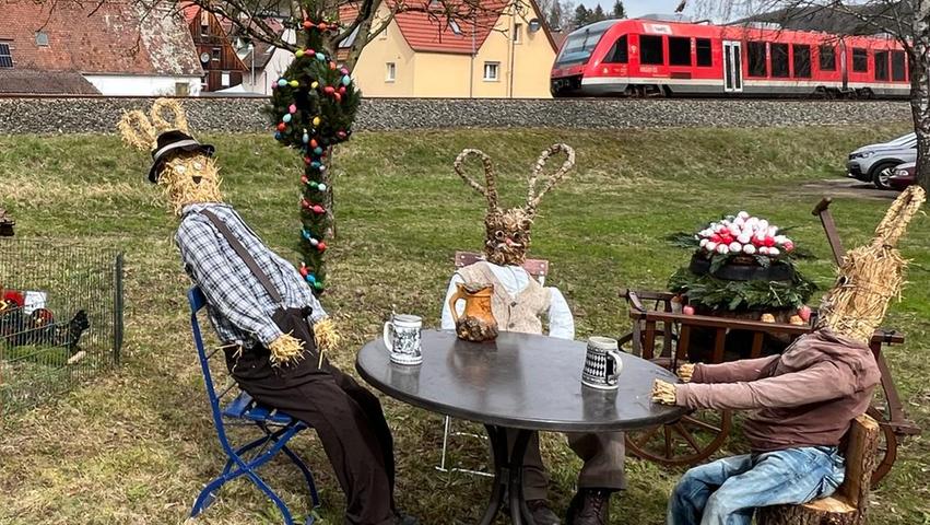 Warum auch nicht? Diese Osterhasen treffen sich in Hohenstadt zu einer geselligen Stammtisch-Runde.