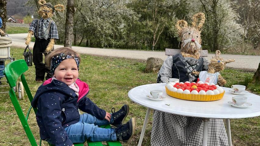 Die Osterfamilie in Hohenstadt tischt sogar einen Eierkuchen auf. Da hat auch die kleine Lotta ihre Freude daran.