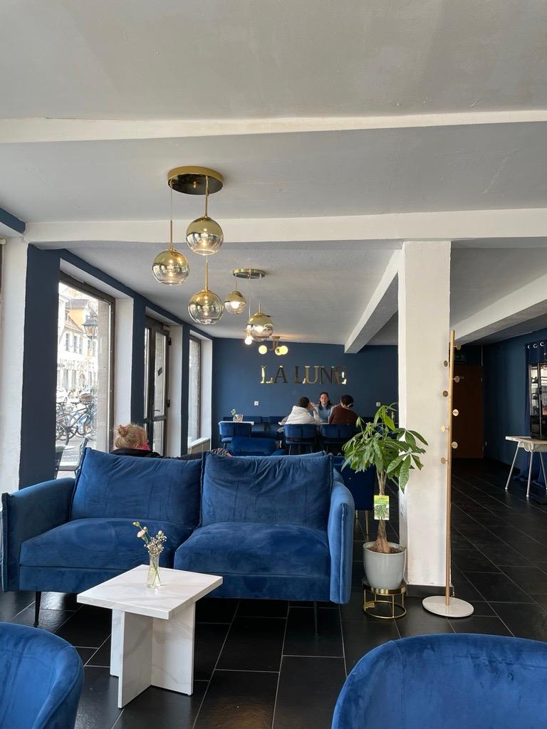 Und sorgen, dank des blauen Samts, doch für eine gewisse Eleganz.