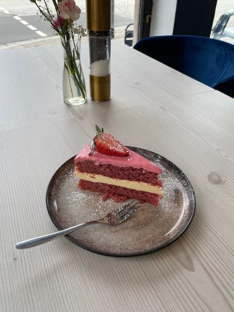 Man kann ihn mit Café, selbstgemachten Limos oder verschiedenen Tee-Sorten genießen.