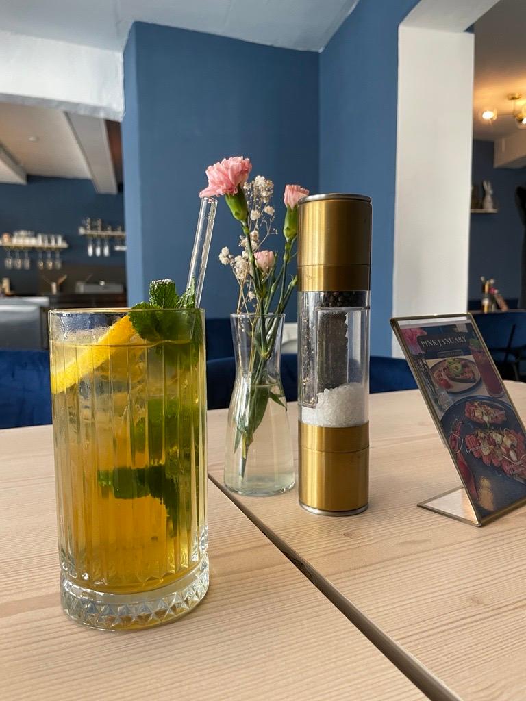 Diese Zitronen-Pfefferminz-Limo gibt es für 6,90 Euro.